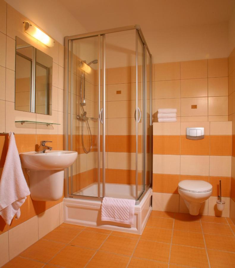 Suite,1592066960:JPEG